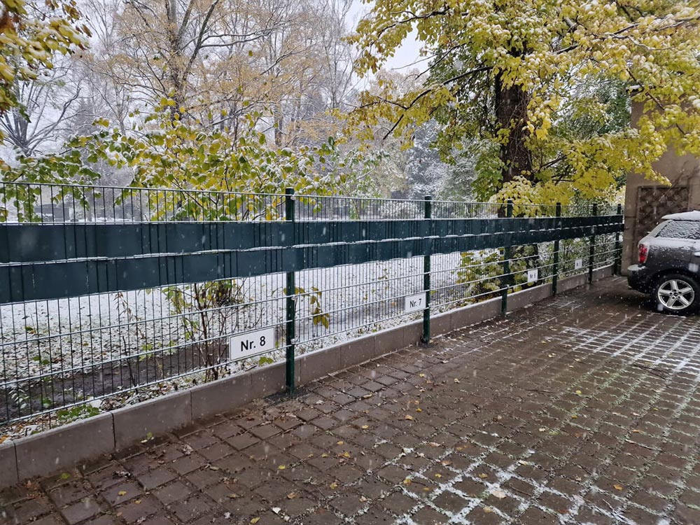 Nachher Bild von einem Parkplatz mit Zaun